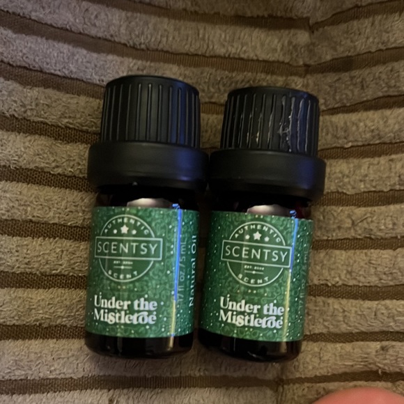 Scentsy Essential Oil Under the Mistletoe 2 .5mL - Picture 2 of 3